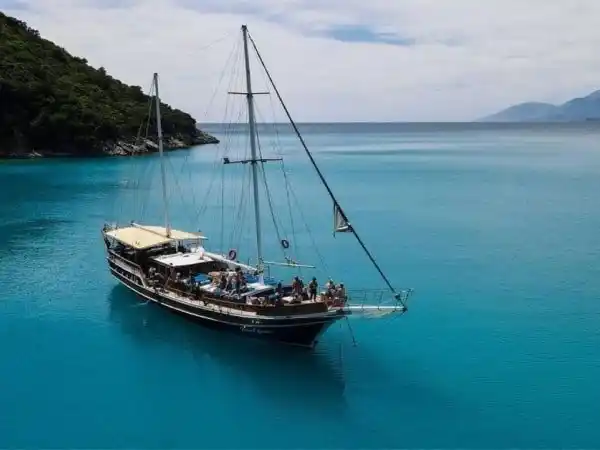 1-prince-ennio-boat-tour-albania.webp
